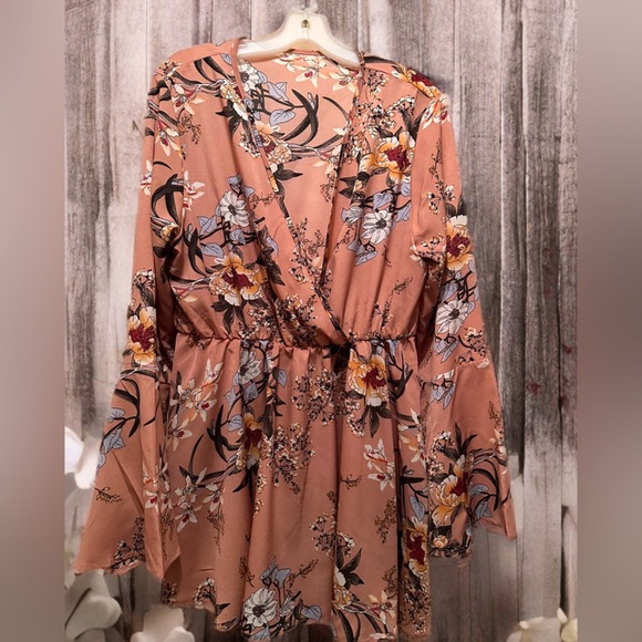 Very Pretty Feminine Floral Top/Mini Dress Asymmetric Hem Bell Sleeves Size XL - Picture 1 of 6